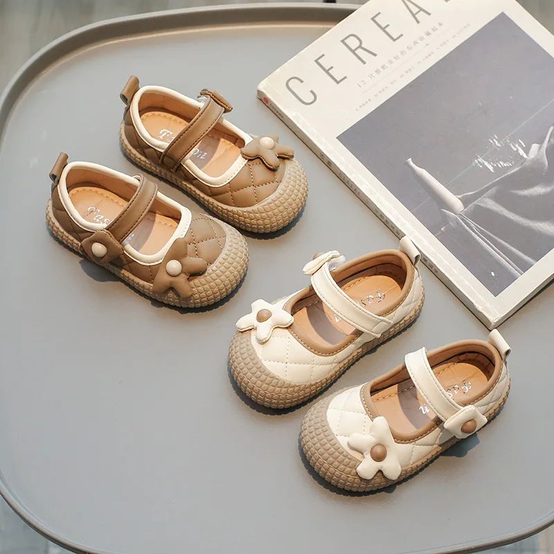 Sandalias de verano para niñas, sandalias de princesa con punta cerrada, zapatos de playa con suela suave y pajarita, zapatos planos informales bordados para niños, color Beige - imagen 2