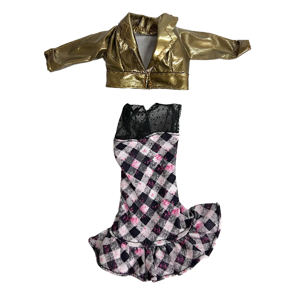 Una chaqueta dorada y un vestido negro y rosa tienen un fondo blanco.