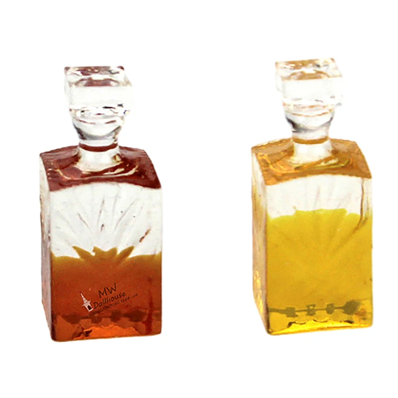 Dos botellas de licor con líquido amarillo en ellos