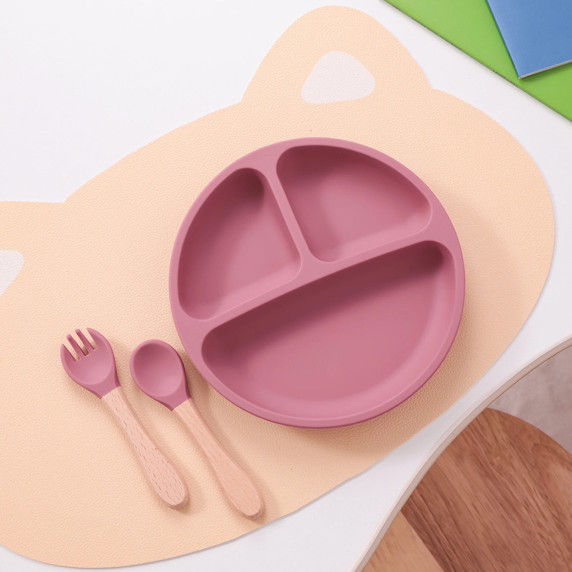 Set vajilla silicona bebé con cubiertos madera - imagen 3