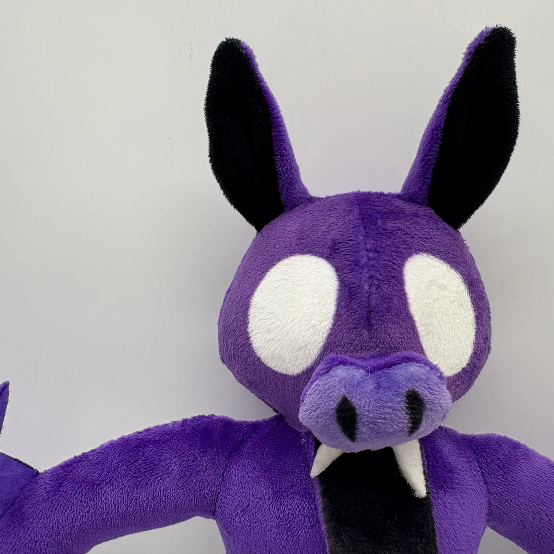 Peluche murciélago en diferentes ángulos mostrando calidad