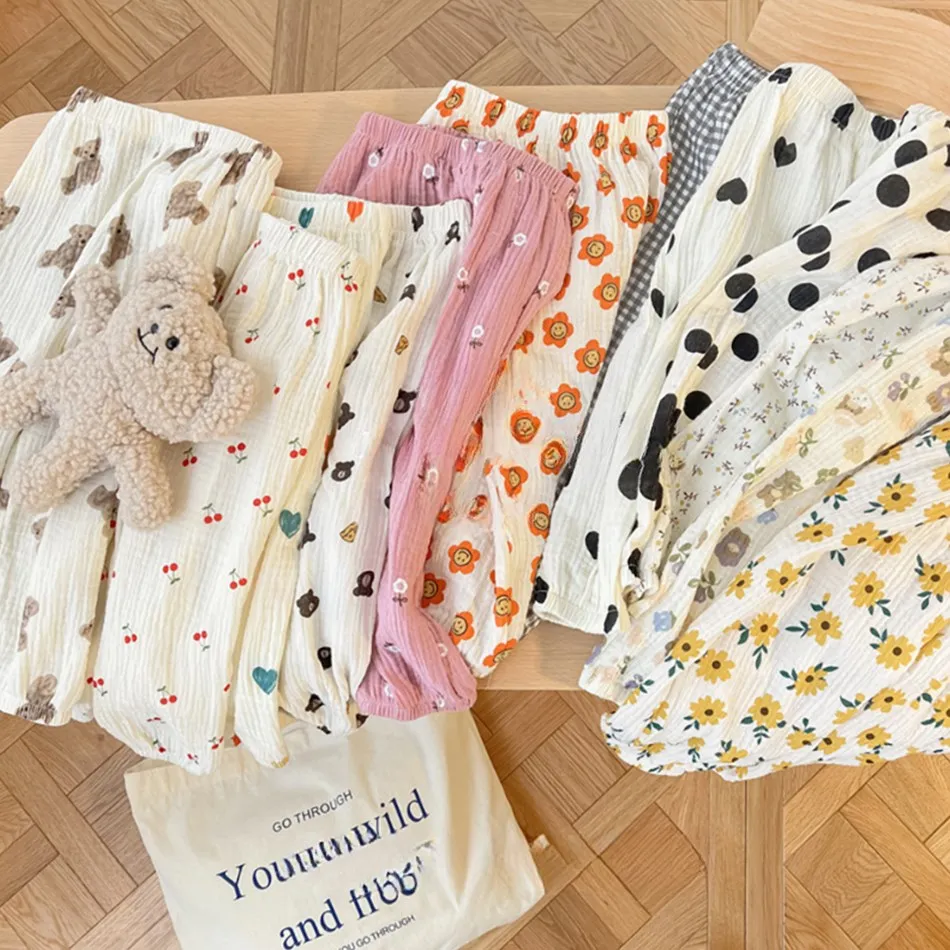 Detalle de estampados infantiles en pantalones de muselina
