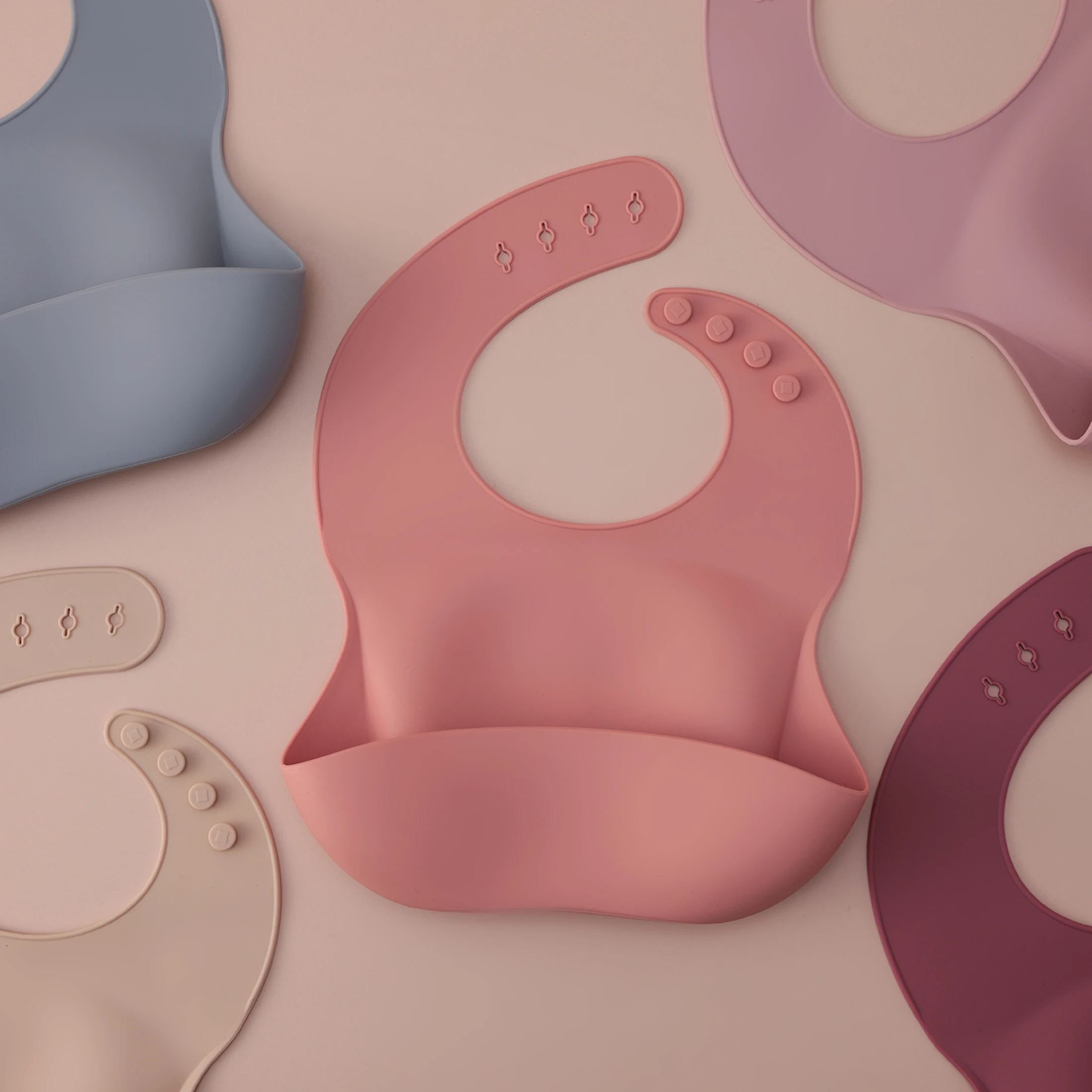 Color niños 1 Uds Baberos de silicona para bebés accesorios de alimentación impermeables Baberos de baba de calidad alimentaria paño para eructar para recién nacidos accesorios para bebés - imagen 2