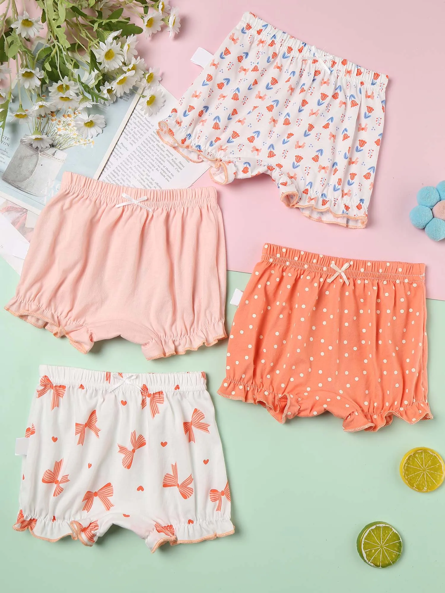 Detalle del estampado floral de los pantaloncitos