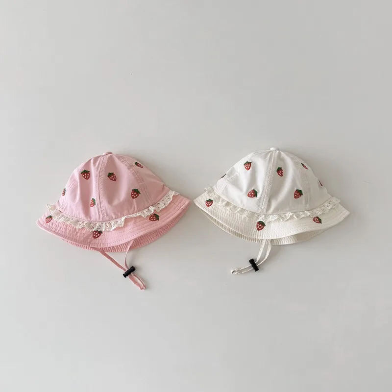 Sombrero pescador bebé estilo coreano con encaje y detalle fresa - imagen 3