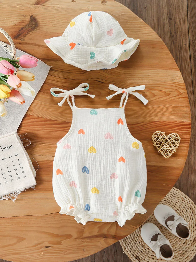 Bebé con mono floral estampado