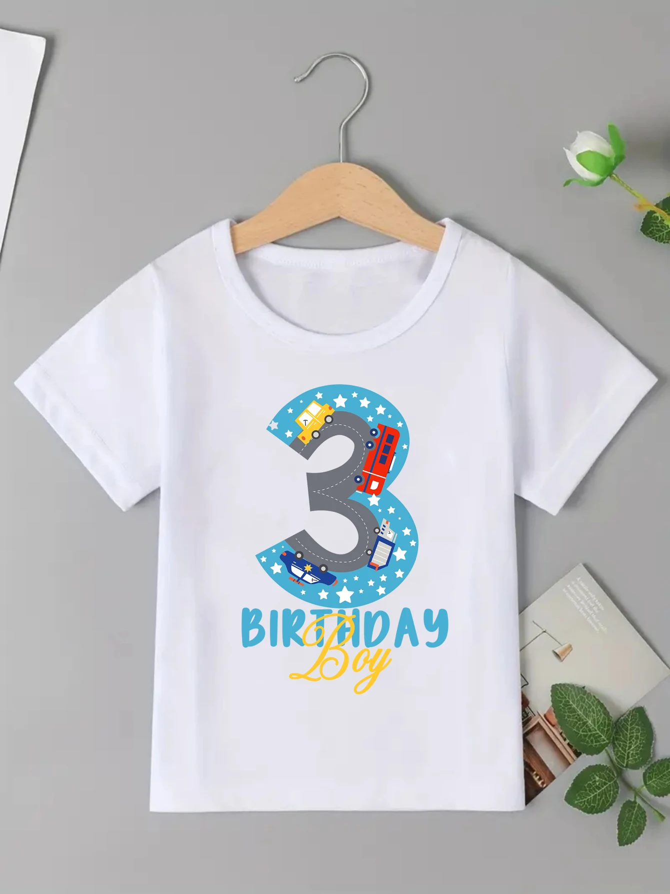 Camiseta con estampado de autobús y camión de bomberos para niño, camiseta de cumpleaños para niño, solo un niño que ama los coches, ropa Kawaii para niños - imagen 2