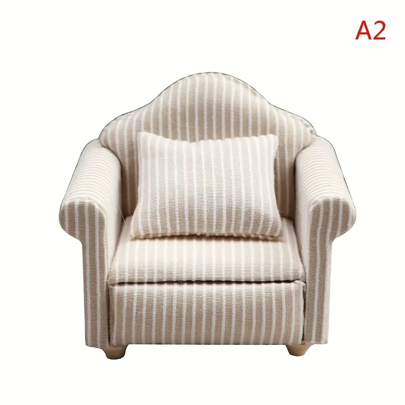 Sofá mini beige para casa de muñecas con cojines - imagen 5