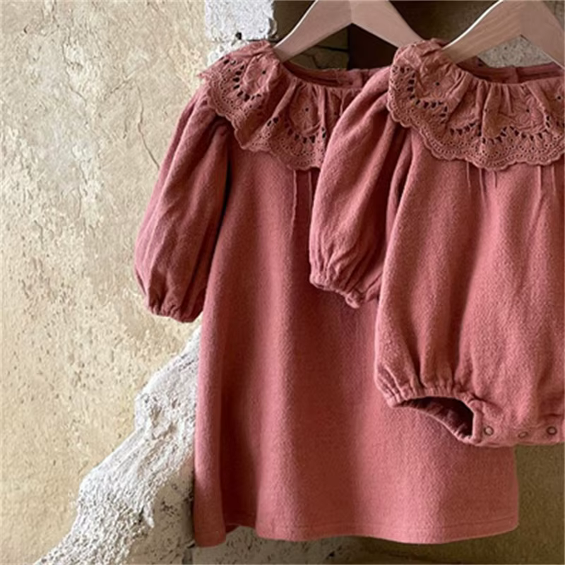 Vestido manga larga con cuello de encaje y volantes para niña - imagen 3