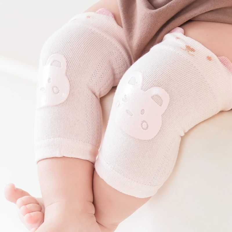 Un bebé con calcetines blancos con diseños de ositos de peluche