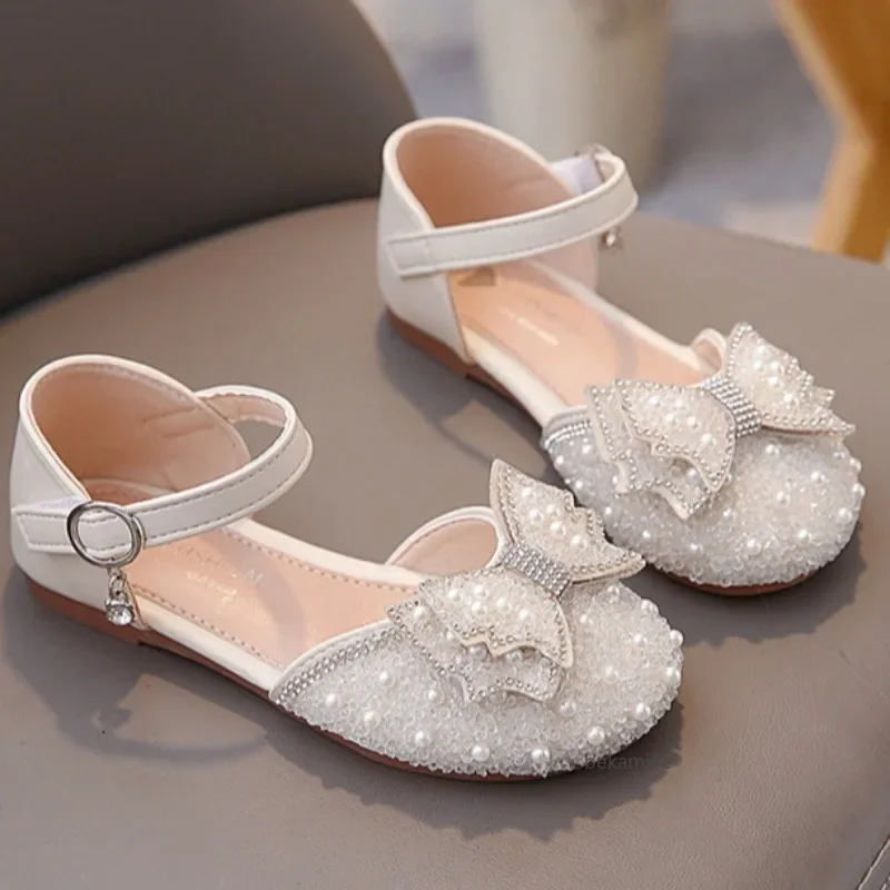 Detalle de perlas en zapatos infantiles