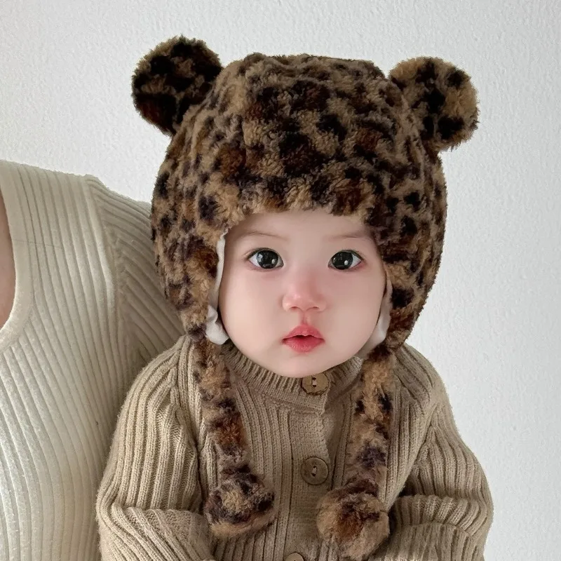 Gorro Lei Feng con orejas y estampado de leopardo bonito de estilo japonés: gorro grueso con forro polar y pompón, resistente al viento y cálido para niñas - imagen 3