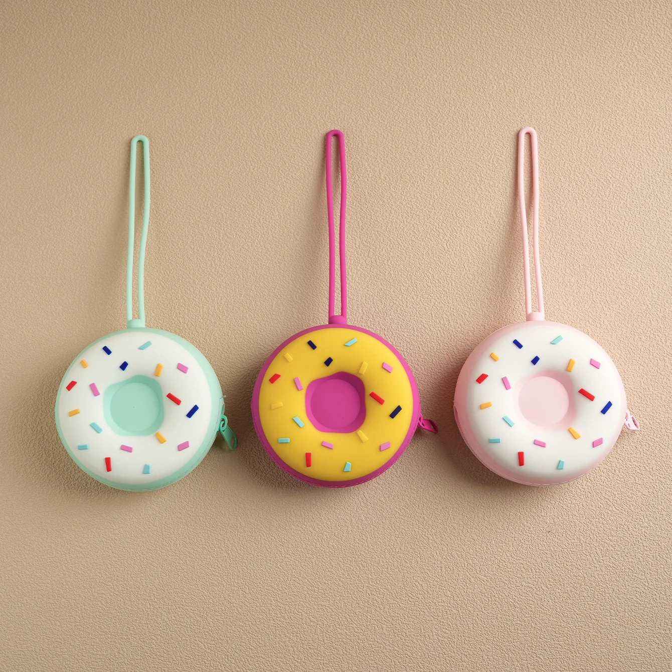 Color niños 1 Uds. Funda de silicona con forma de Donut para chupete, funda portátil para pezones, almacenamiento sin BPA, accesorios de regalo para Baby Shower - imagen 2