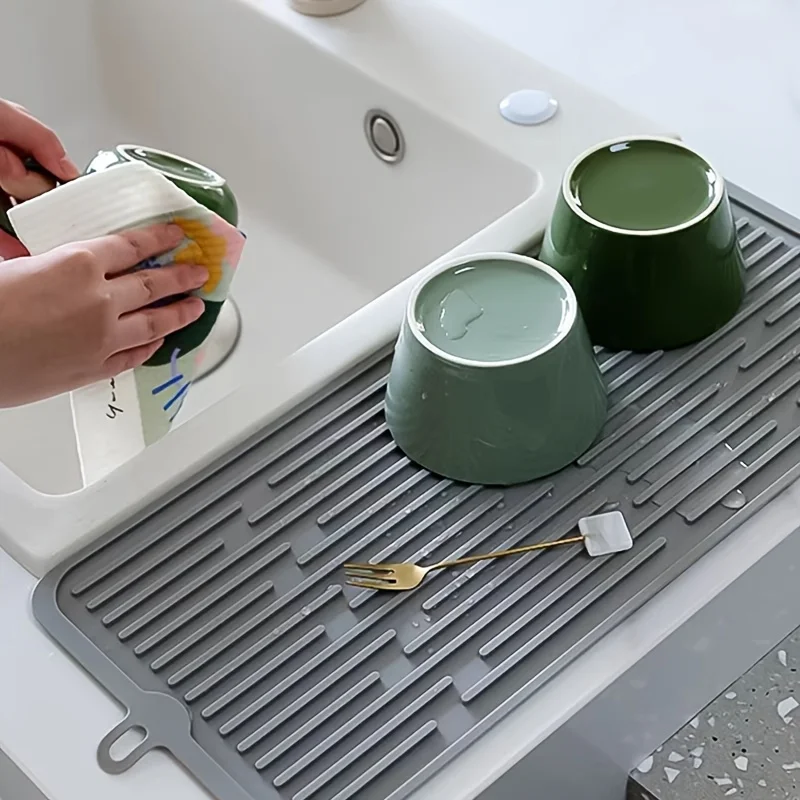 Estera para secar platos enrollable de silicona, antideslizante, fácil de limpiar con diseño de orificio para colgar, uso versátil en cocina y baño - imagen 3