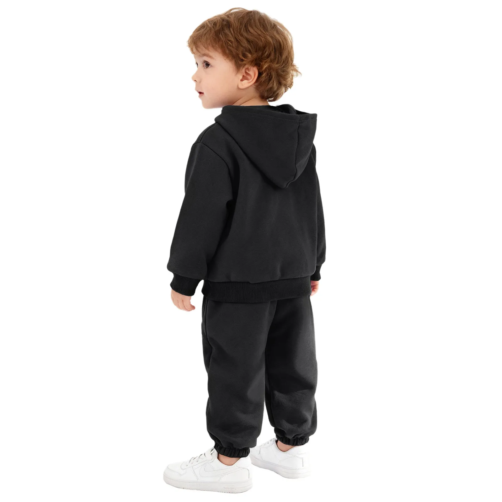 Variedad de colores y tallas del conjunto deportivo infantil