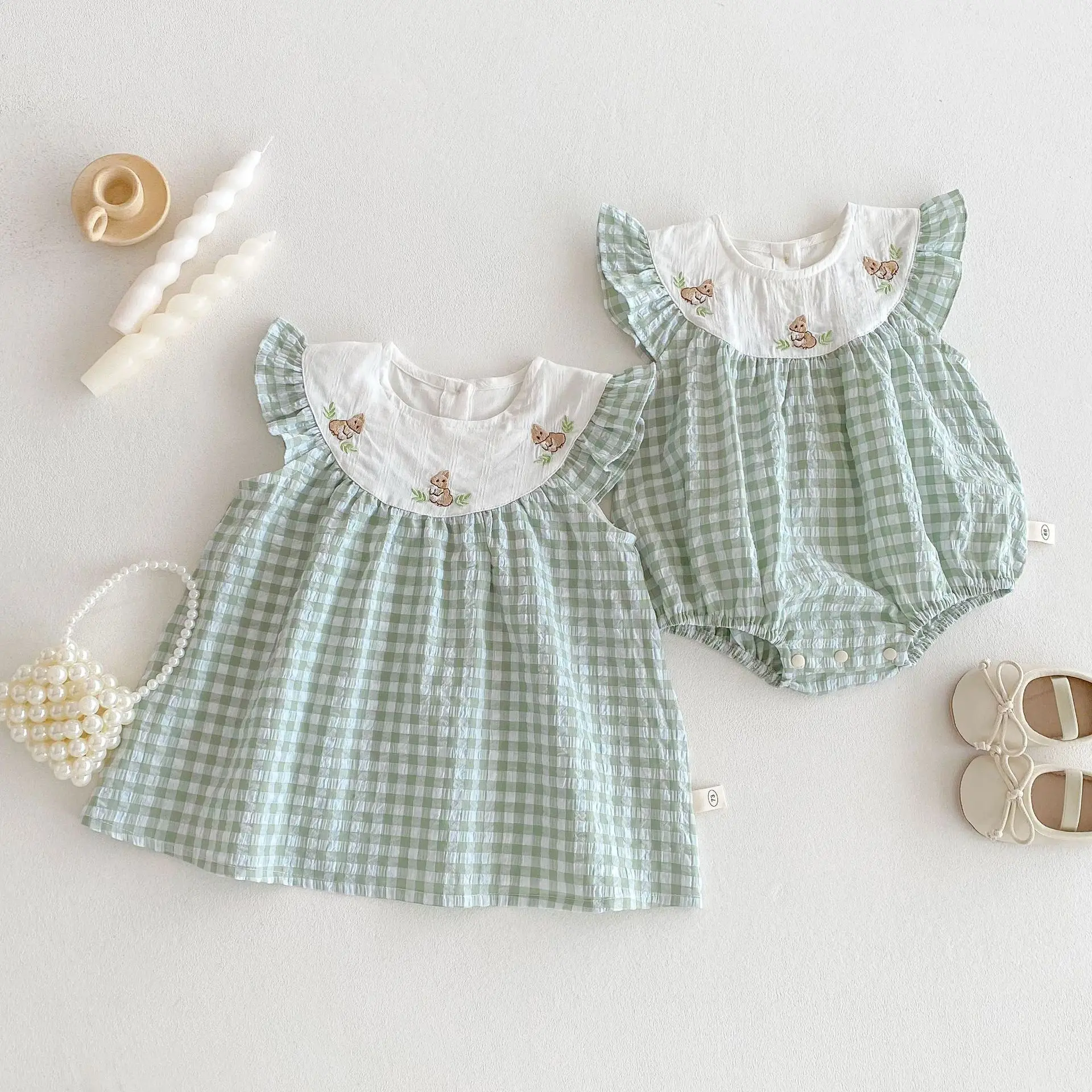 Vestido a cuadros de verano con manga voladora para niño – Bordado conejito