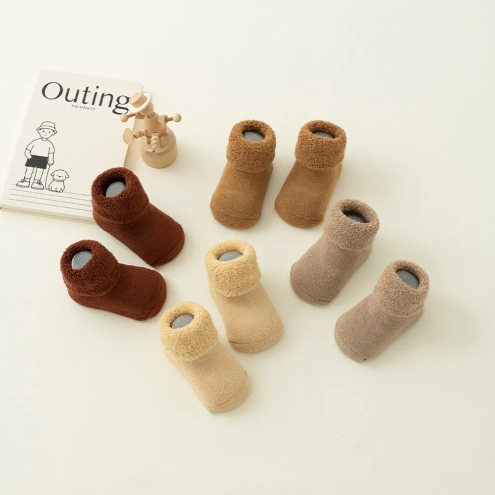 Calcetines de lana a la moda para niños de 0 a 3 años, calcetines con forro de terciopelo en bucle para bebés, calzado para recién nacidos de Color sólido, calcetines para el suelo de la nieve