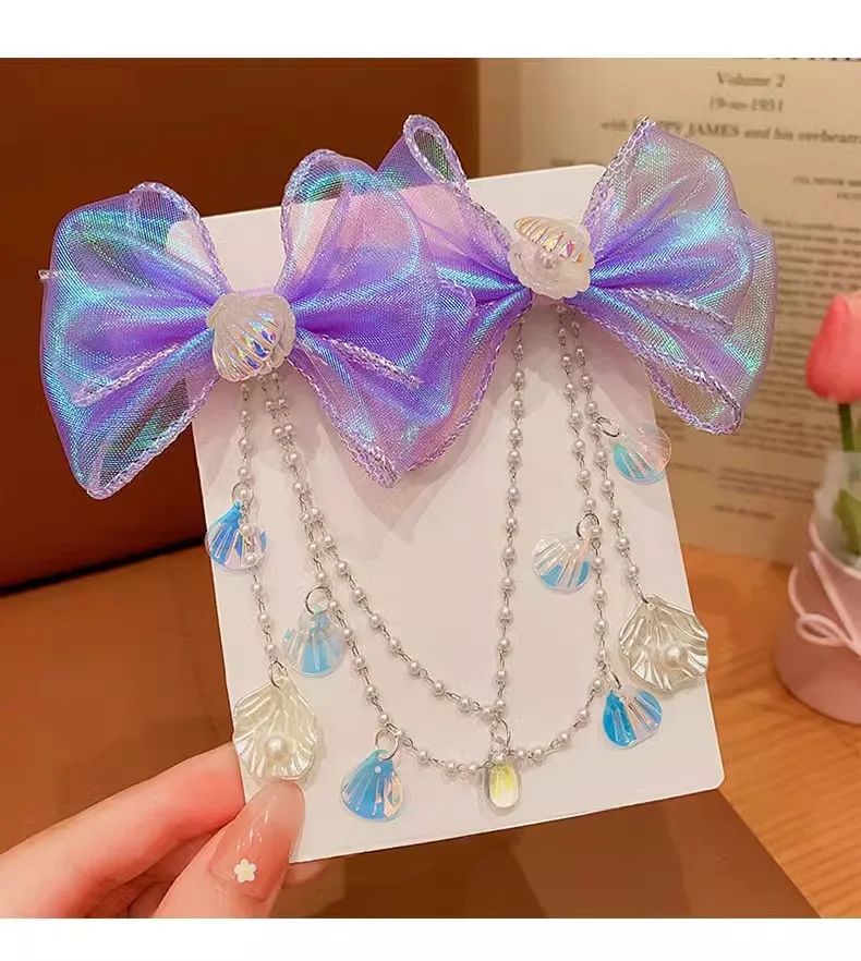 Detalle del mecanismo de clip con cadena y borla decorativa