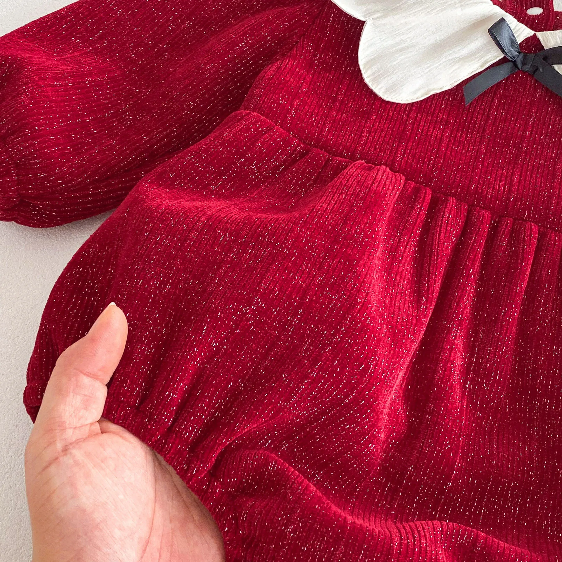 Mono de bebé rojo con cuello Peter Pan para niña pequeña - imagen 4