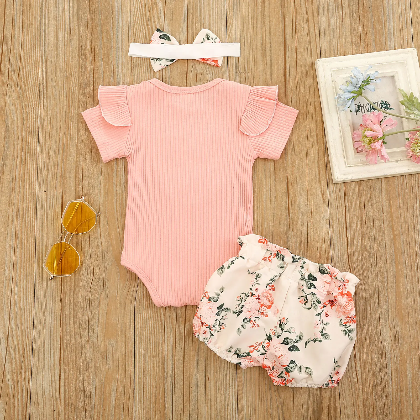 Conjunto mameluco acanalado con volantes y pantalón floral para niña - imagen 4