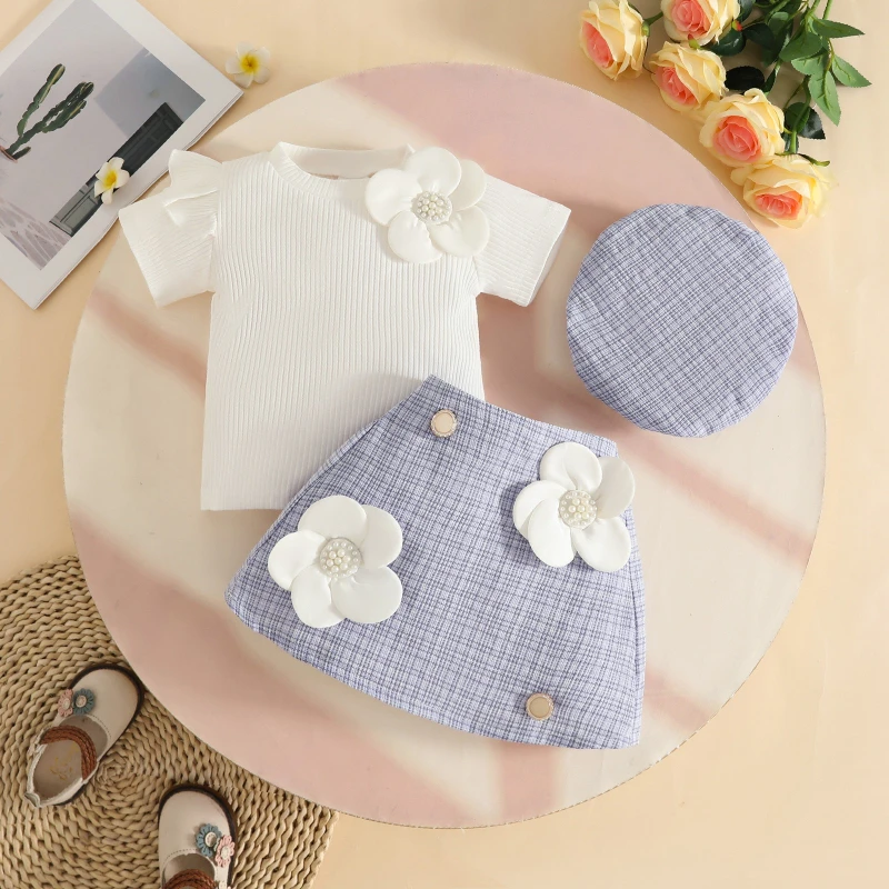 Conjunto de verano dulce y elegante para niña: top acanalado de manga corta con cuello redondo, falda con botones de flores grandes y sombrero, conjunto cómodo para exteriores - imagen 3
