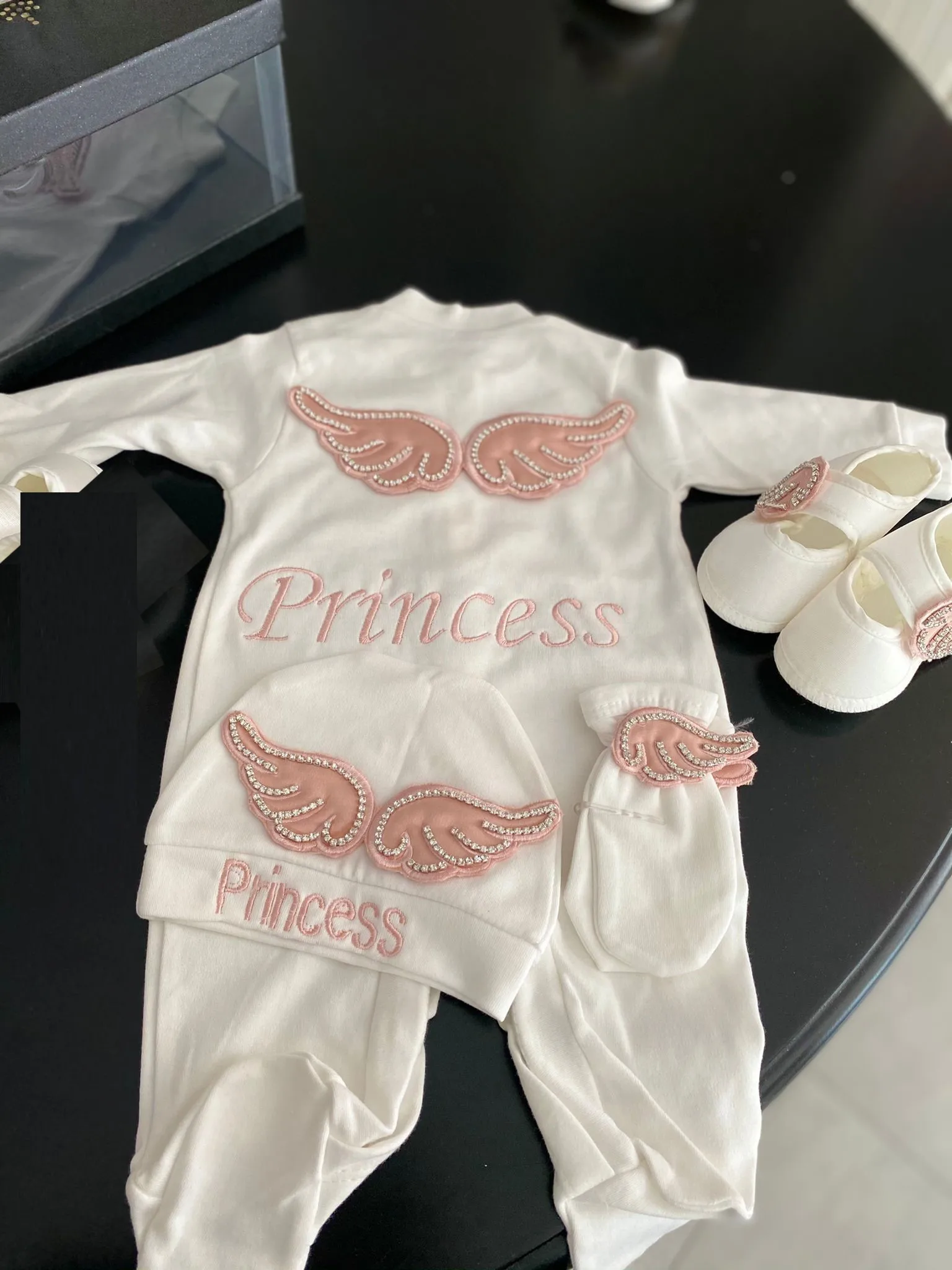 Dollbling, 4 Uds., trajes con alas, cualquier nombre, conjunto de regalo personalizado con bordado de madera dulce, pijamas para bebé, sombrero, vestido Ceremonial de bienvenida a casa - imagen 2