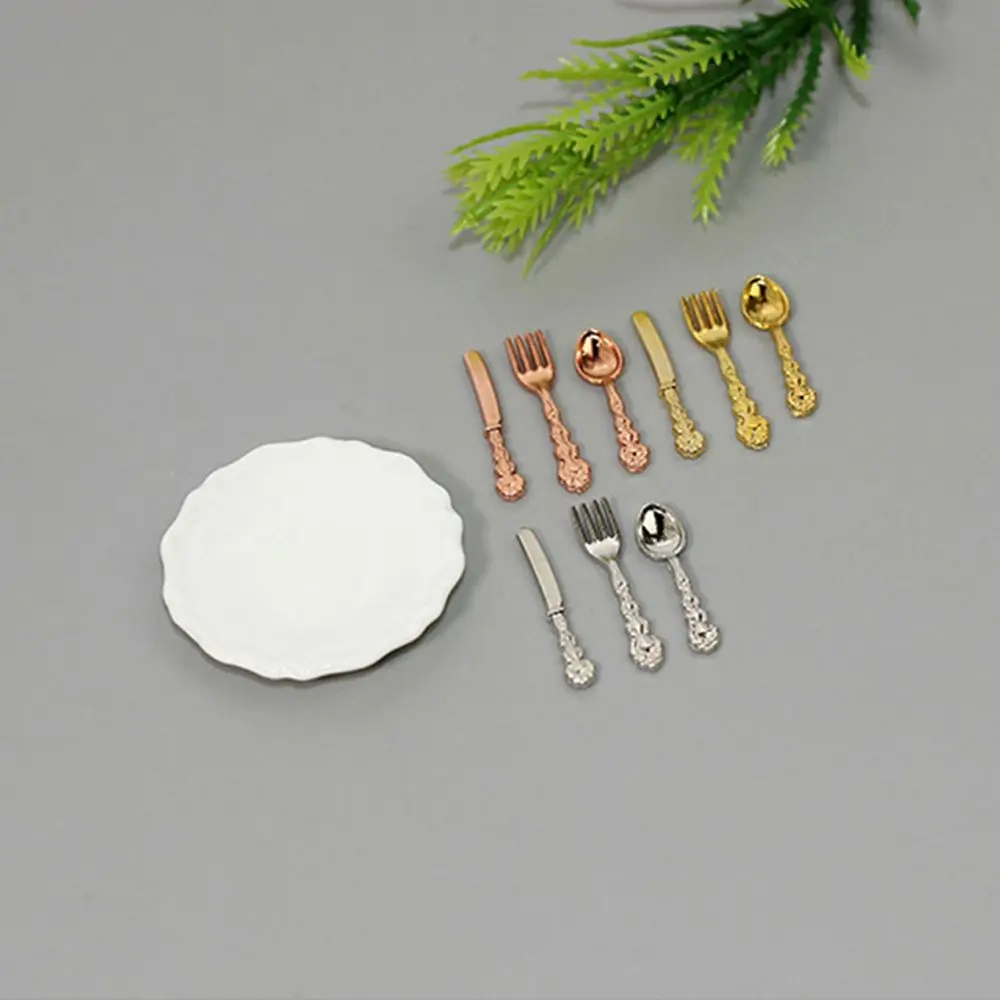 Se muestra un conjunto de cubiertos en una mesa.