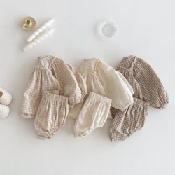 Conjunto primavera para niña con blusa de encaje y pantalón corto