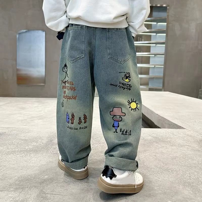 Pantalones vaqueros con estampado graffiti para niño