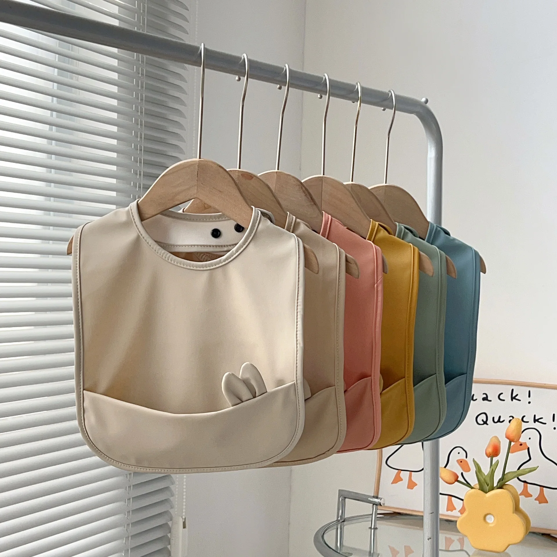 Baberos impermeables para alimentar al bebé, bonito diseño de dibujos animados, paño suave para eructar y toalla de baba ajustable para niños pequeños, accesorios para bebés - imagen 4