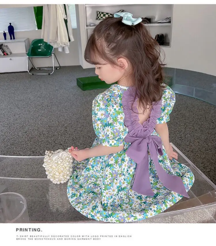 Niña usando el vestido floral de algodón
