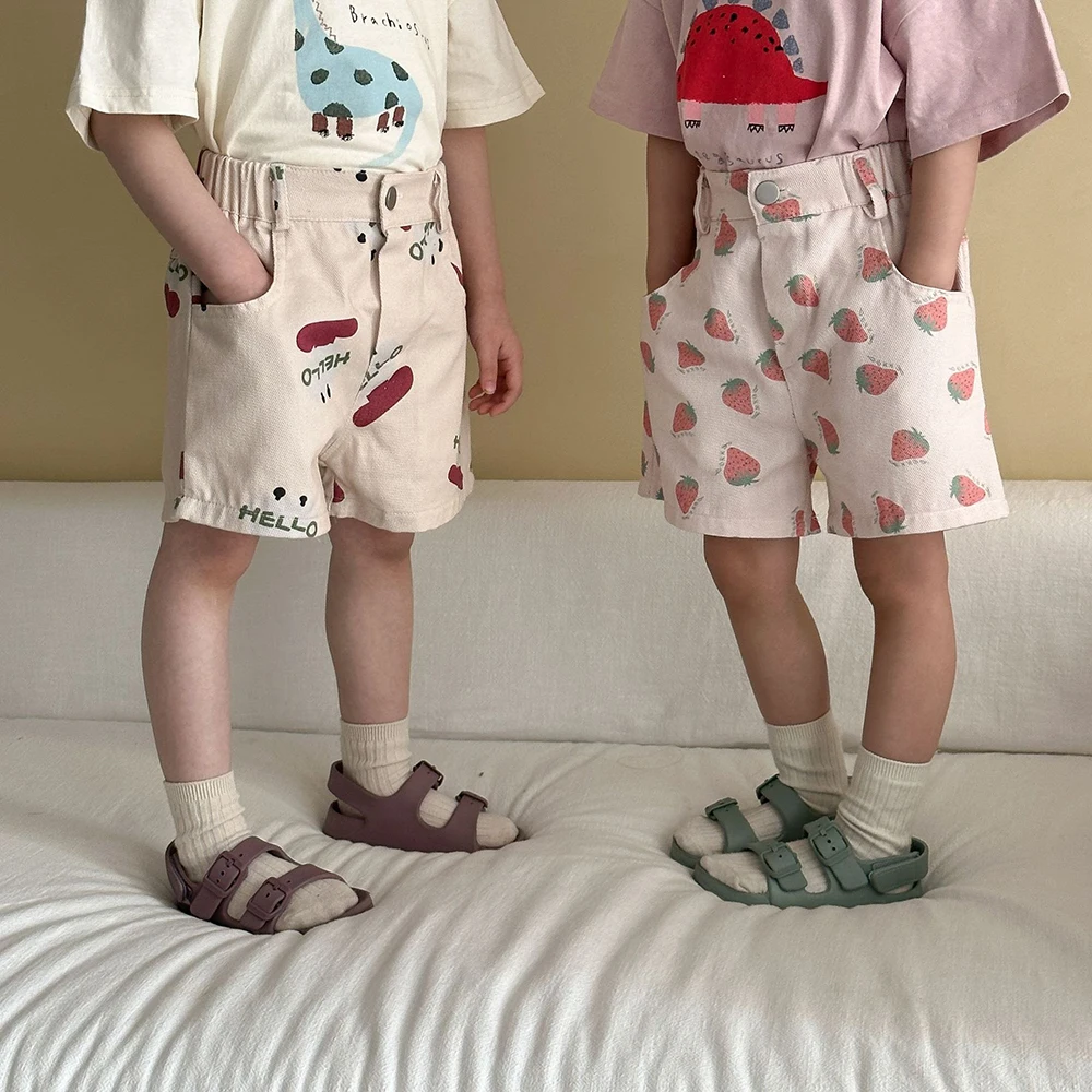 2025 Nuevos pantalones cortos de algodón para niños de verano: pantalones casuales sueltos estampados para niños y niñas con patrón de fresa - imagen 2