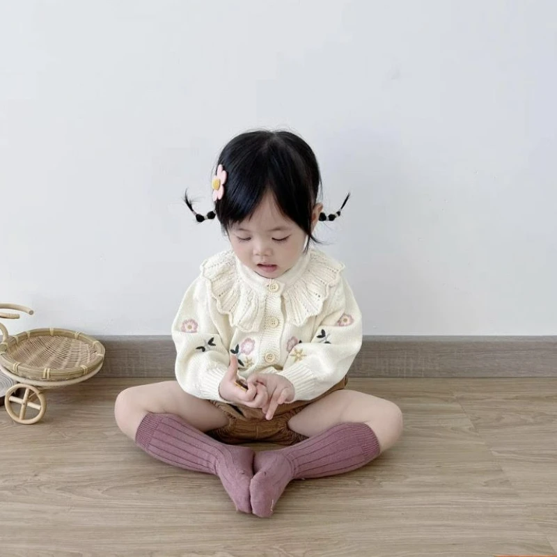 INS primavera y otoño bebé niña flor bordado volante cuello cárdigan suéter, versátil chaqueta de punto de manga larga - imagen 4