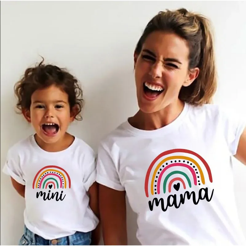 Mini camiseta a juego familiar de arcoíris, trajes a juego para mamá, papá y niños, serie de ratón, camiseta familiar a juego con batería, papá + mamá = yo