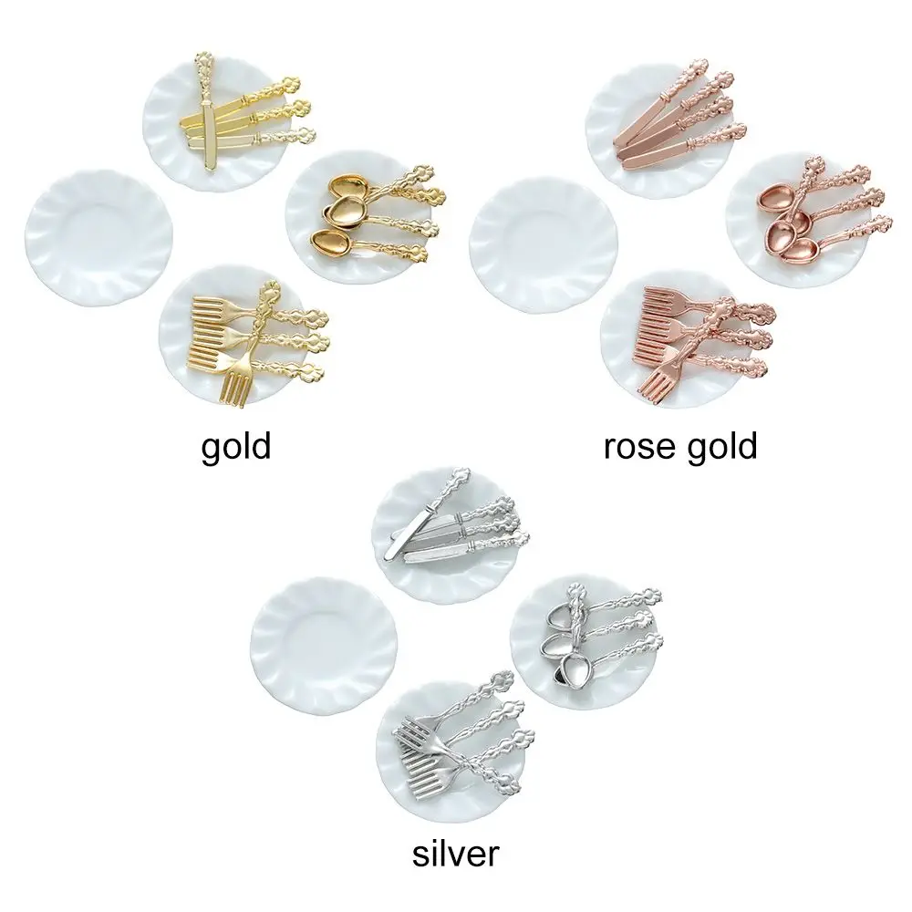 cubiertos en platos blancos