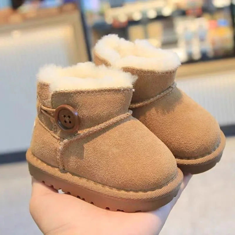 Bota de nieve para niños de invierno 2025, nueva bota plana para bebés, botas cortas informales versátiles antideslizantes a la moda para niños y niñas