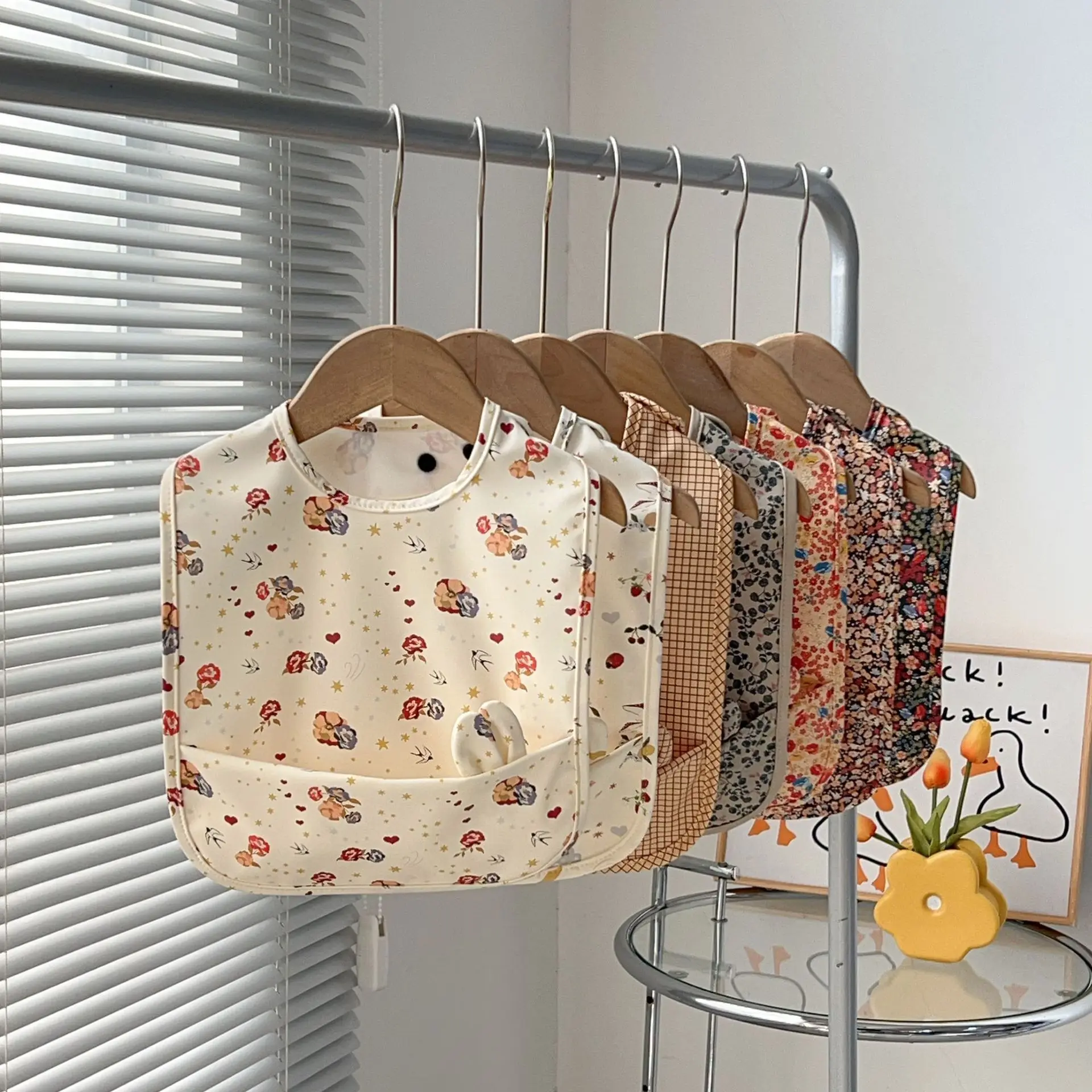 Baberos impermeables para alimentar al bebé, bonito diseño de dibujos animados, paño suave para eructar y toalla de baba ajustable para niños pequeños, accesorios para bebés - imagen 3