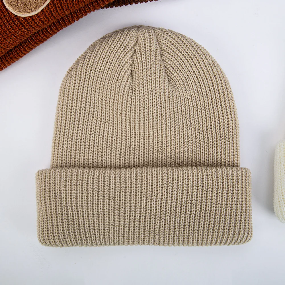 Textura de punto grueso del gorro de invierno