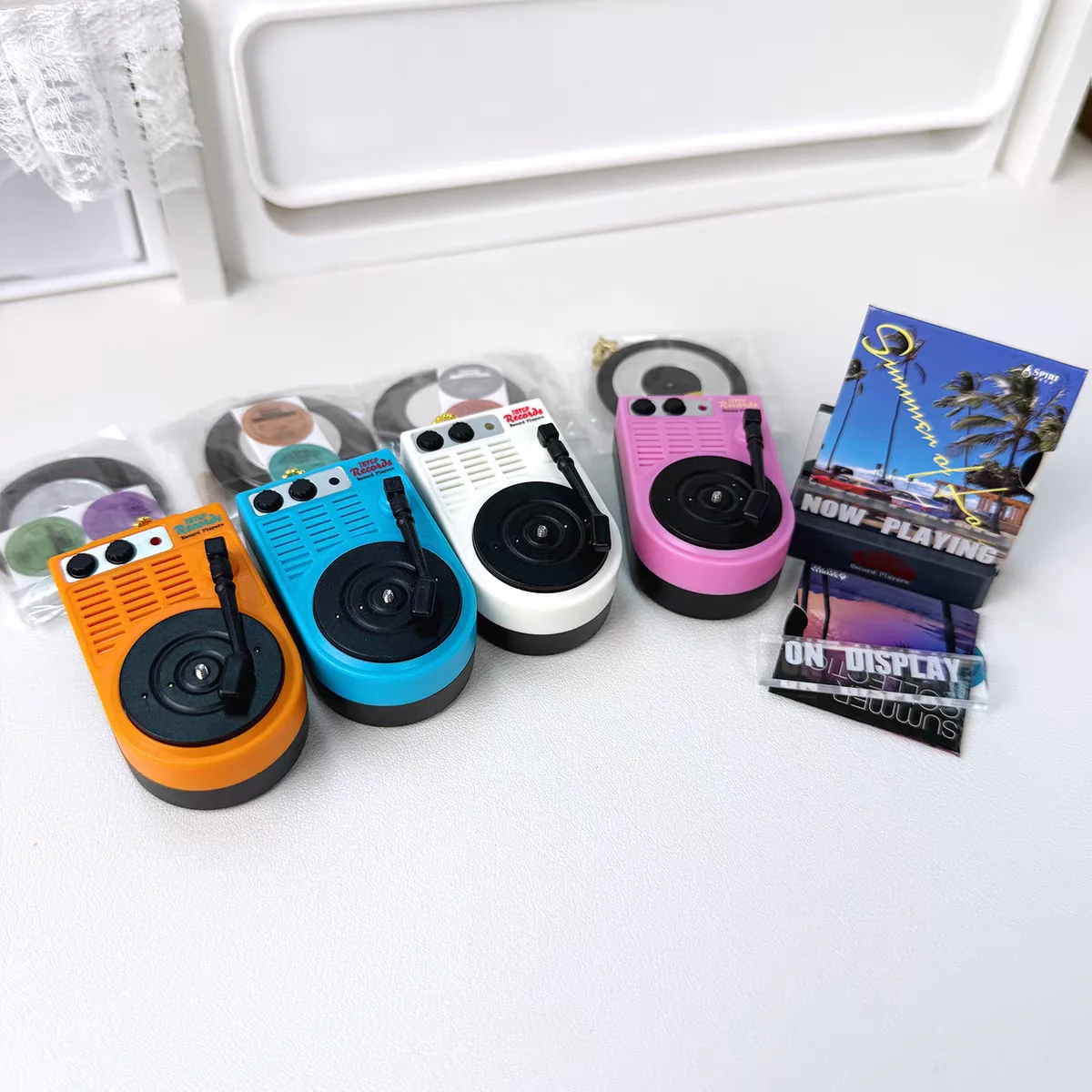 Juguetes, juguetes cápsula de espíritus, lindo kawaii, reproducción de doble registro! Figuras colgantes bc de casa de muñecas de mascota de tocadiscos Retro en miniatura