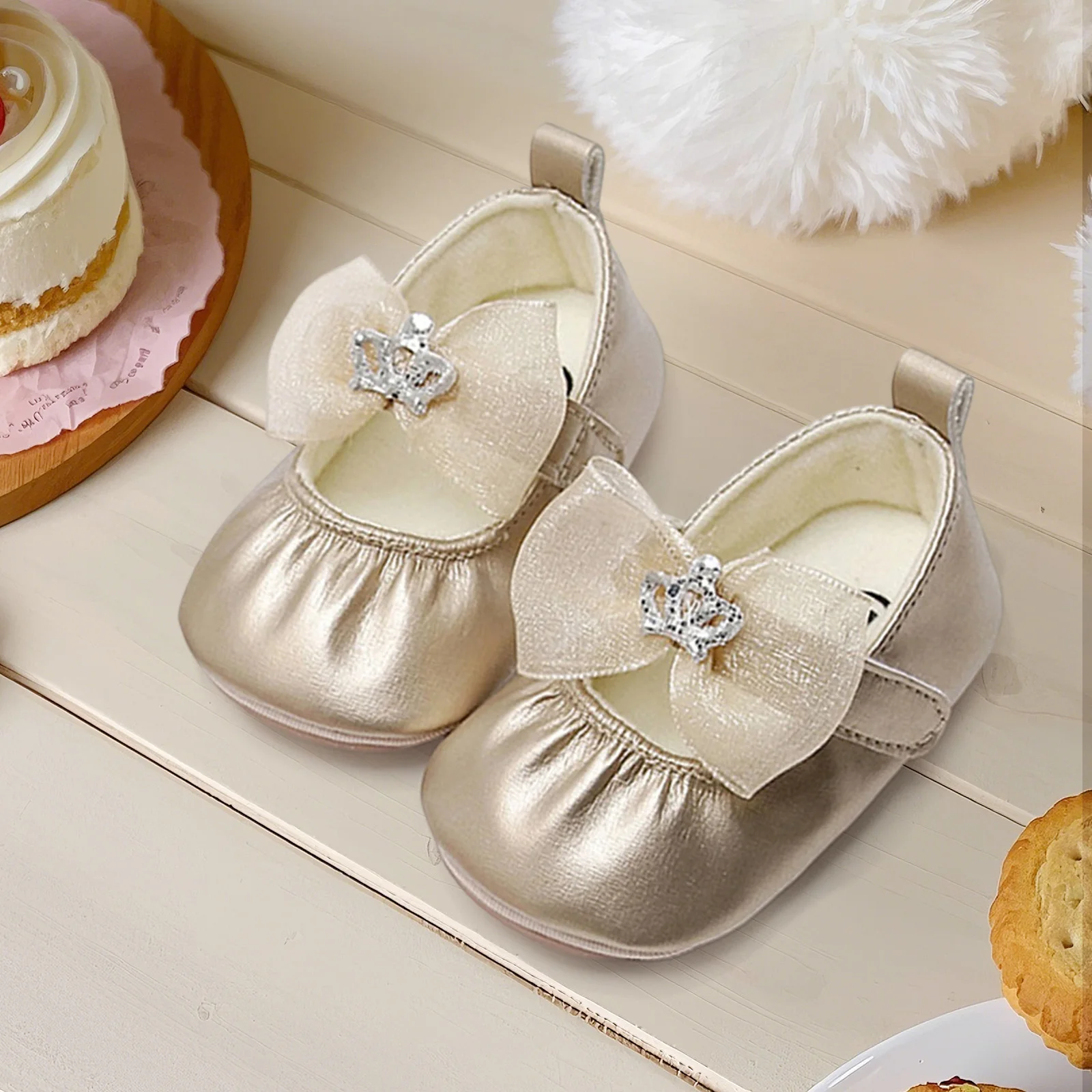 VISgogo Zapatos de princesa para niñas de piel sintética suave con lazo de corona brillante, zapatos antideslizantes para primeros pasos, zapatos para niños pequeños