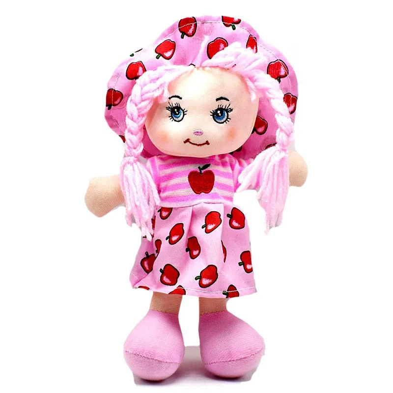 Una muñeca con un vestido rosa con corazones