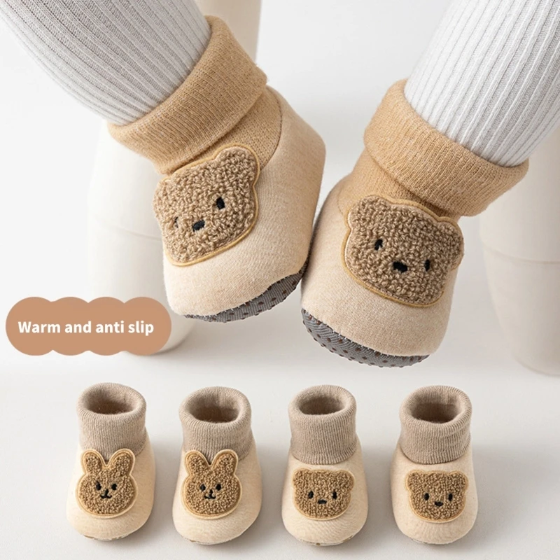 1 par de bonitos dibujos de oso para primeros pasos de bebé, zapatos gruesos y cálidos antideslizantes para aprender a caminar para recién nacidos con tubo de calcetines elásticos