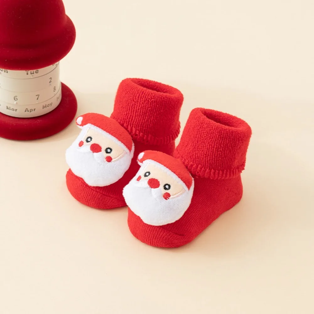 Calcetines navideños para bebé recién nacido – Rojo con árbol y Papá Noel - imagen 3