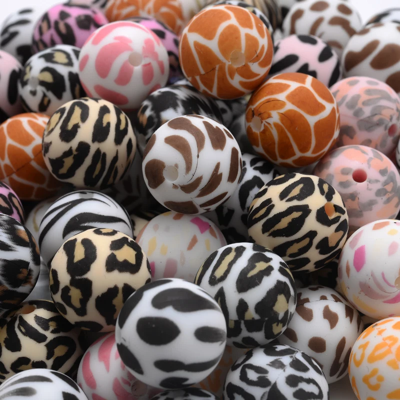 Un montón de cuentas coloridas con diseños de estampado de leopardo