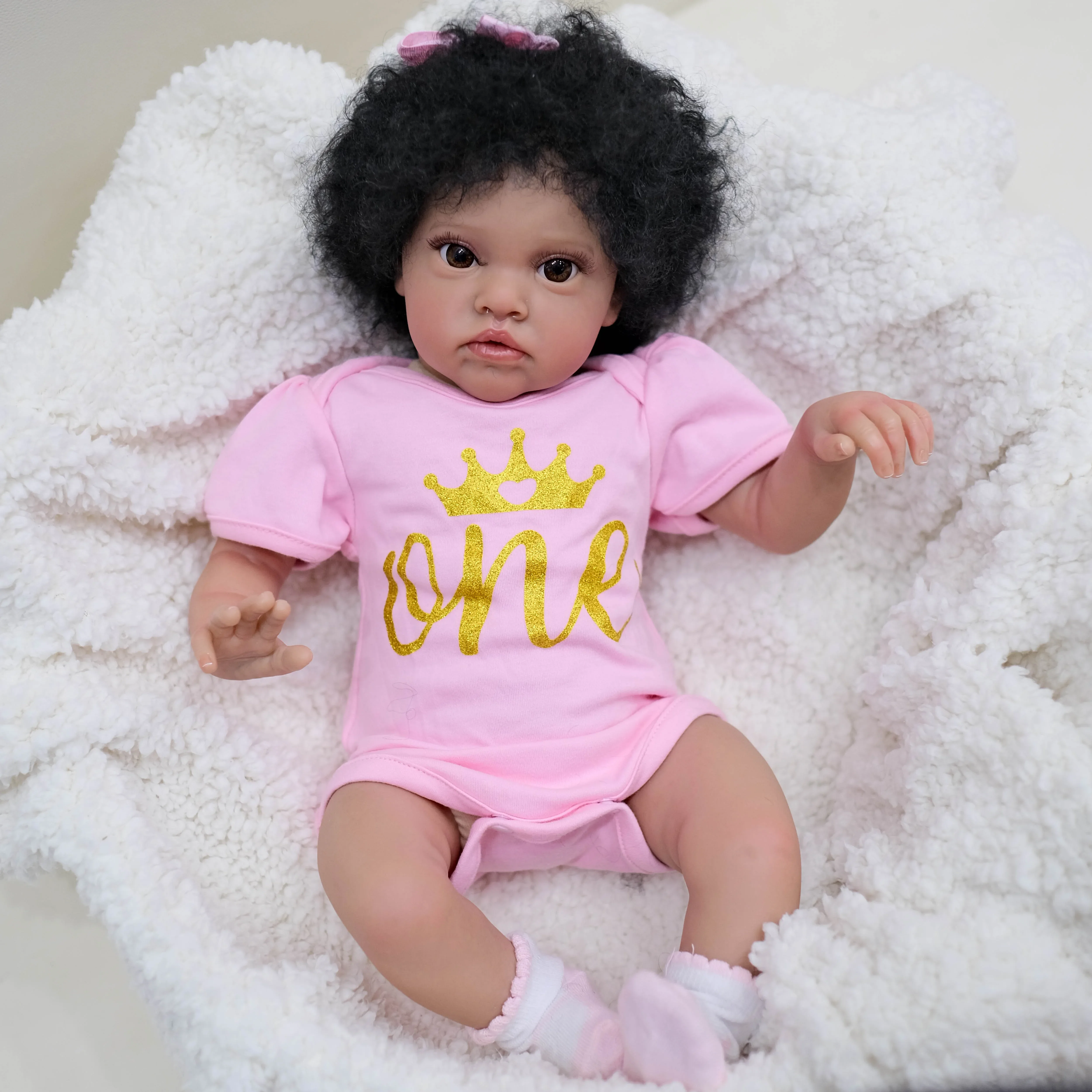 Muñeca Reborn NPK Chantal – Bebé despierta piel marrón oscuro - imagen 4