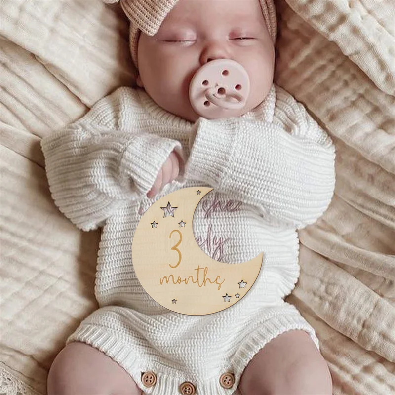 Tarjetas newborn grabadas en madera – Luna y estrella - imagen 5