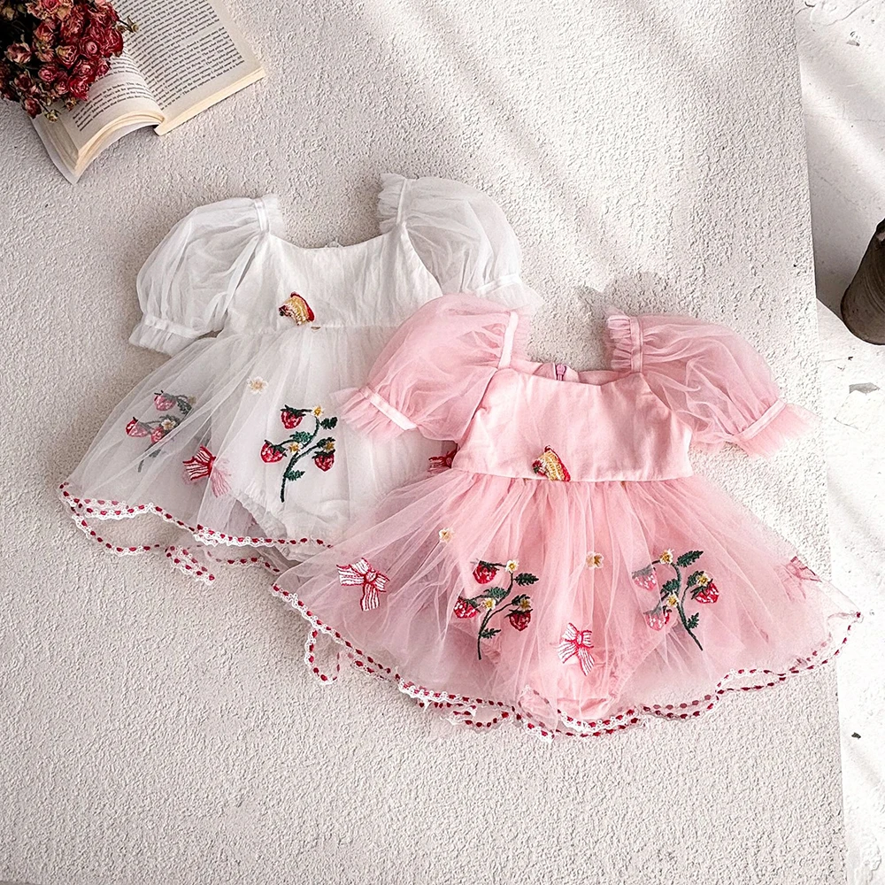Vestido infantil de niña con falda de malla y bordado de fresa - imagen 3
