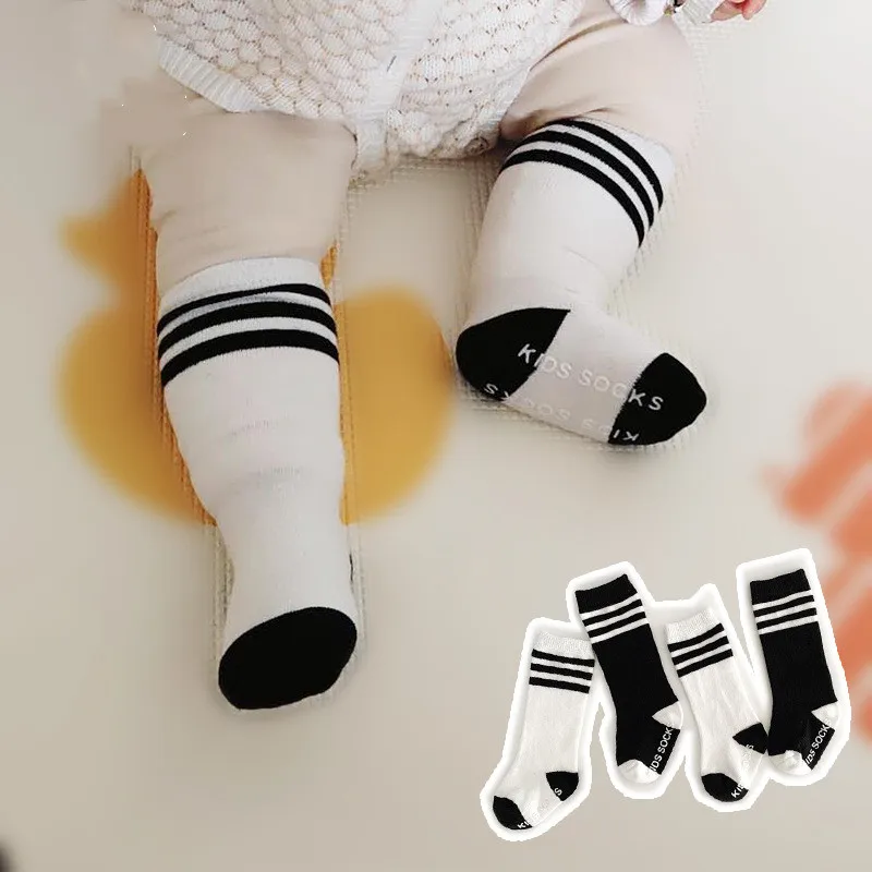 Calcetines de algodón suave para bebé, medias a rayas blancas y negras, antideslizantes, primavera, otoño e invierno