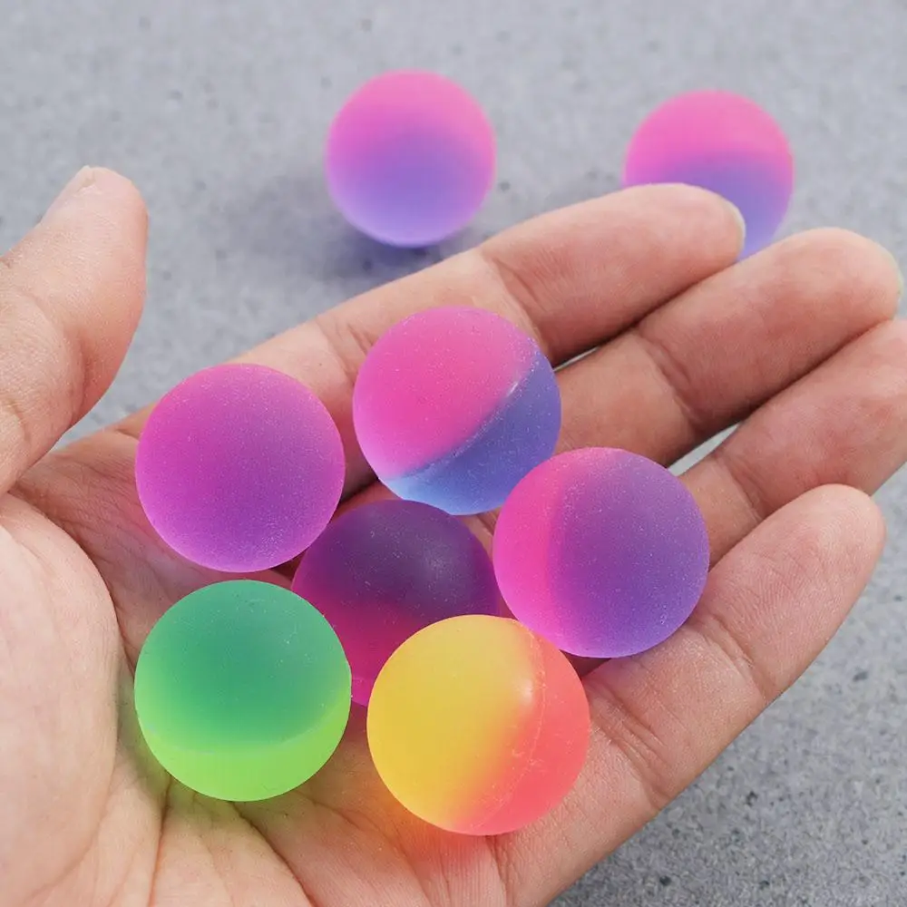 Pelota elástica bicolor de juguete para niños, pelota que rebota de color para niños, juegos deportivos de goma para niños, pelota para saltar elástica, regalo de cumpleaños - imagen 3