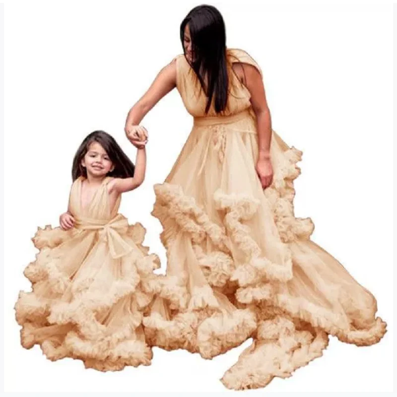 Vestido a juego madre e hija con cuello en V y volantes - imagen 3